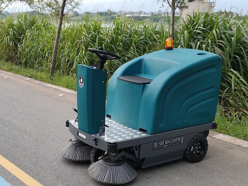 潔士MN1250小型電動(dòng)駕駛式掃地機(jī)/電動(dòng)駕駛式掃地車/電動(dòng)駕駛式清掃車/電動(dòng)駕駛式清掃機(jī)/電動(dòng)駕駛式掃路車/電動(dòng)駕駛式掃路機(jī)