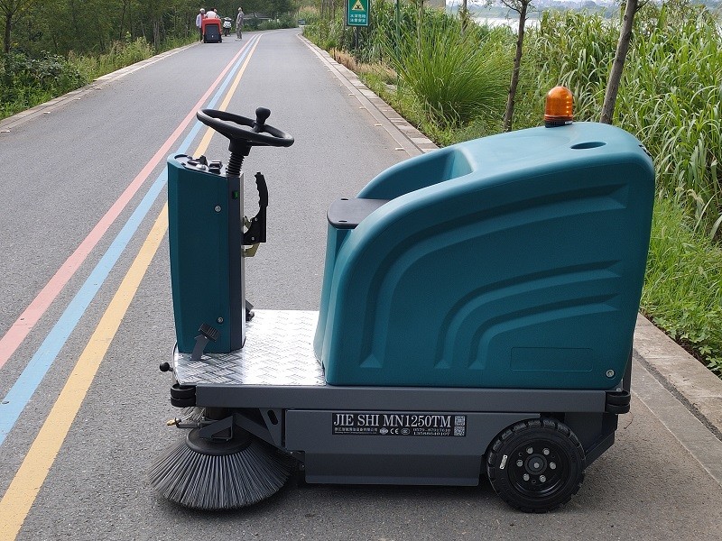 潔士MN1250小型電動(dòng)駕駛式掃地機(jī)/電動(dòng)駕駛式掃地車/電動(dòng)駕駛式清掃車/電動(dòng)駕駛式清掃機(jī)/電動(dòng)駕駛式掃路車/電動(dòng)駕駛式掃路機(jī)