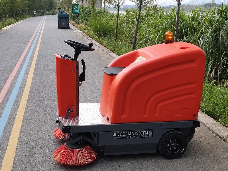 潔士MN1250小型電動(dòng)駕駛式掃地機(jī)/電動(dòng)駕駛式掃地車/電動(dòng)駕駛式清掃車/電動(dòng)駕駛式清掃機(jī)/電動(dòng)駕駛式掃路車/電動(dòng)駕駛式掃路機(jī)