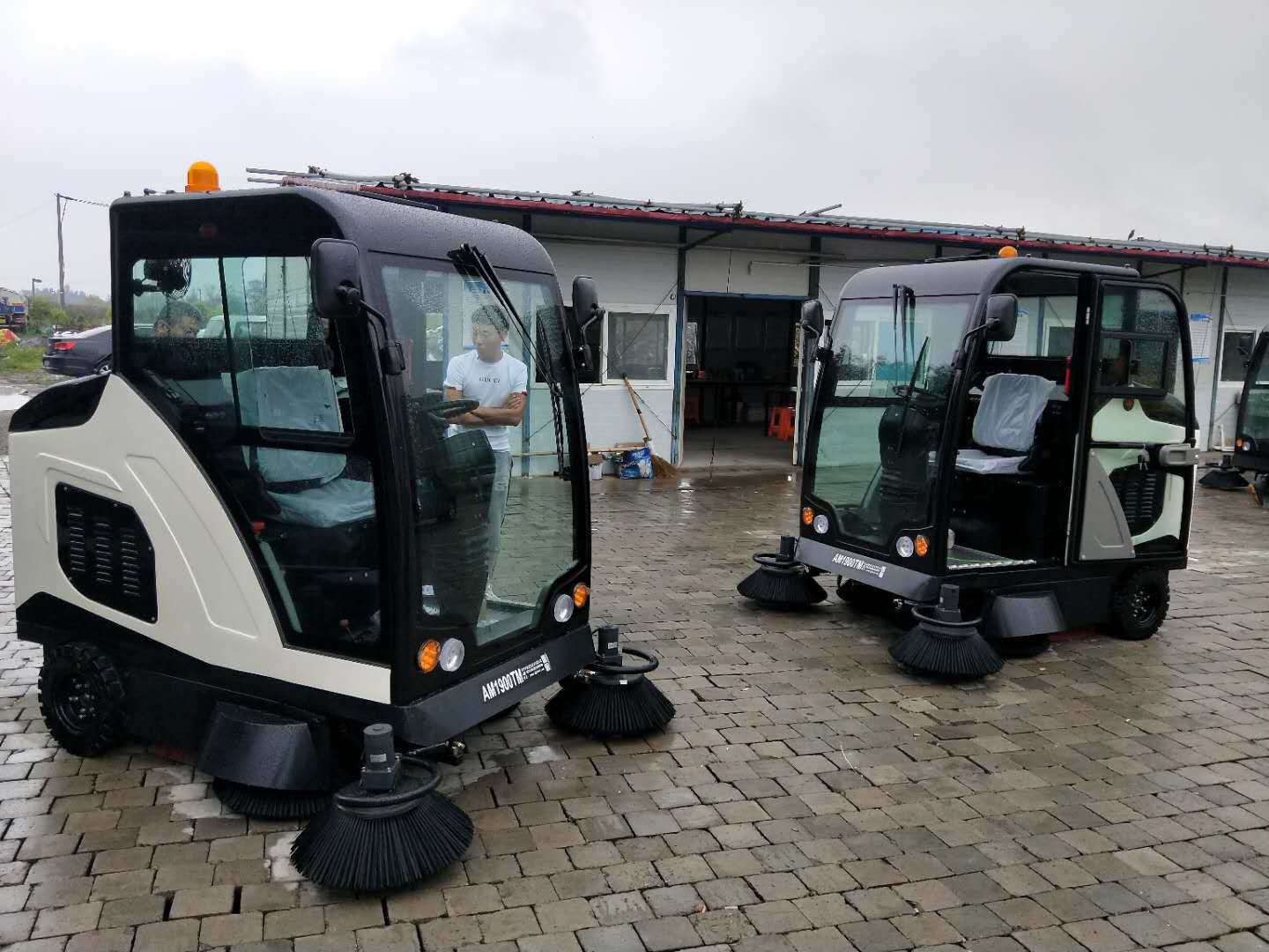 潔士AM1900TM全封閉駕駛式掃地車/AM1900TM電動全封閉駕駛式掃地機(現場圖)